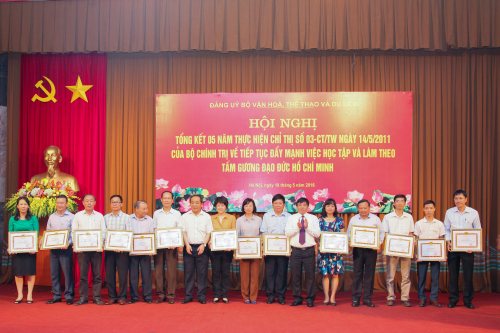 Bí thư Đảng ủy, Thứ trưởng Bộ VHTTDL Lê Khánh Hải trao Bằng khen cho các cá nhân